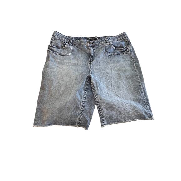 Apt. 9 Denim Jean Shorts Womens Size 16 Color Stone Wash Bermuda Style - Picture 1 of 3